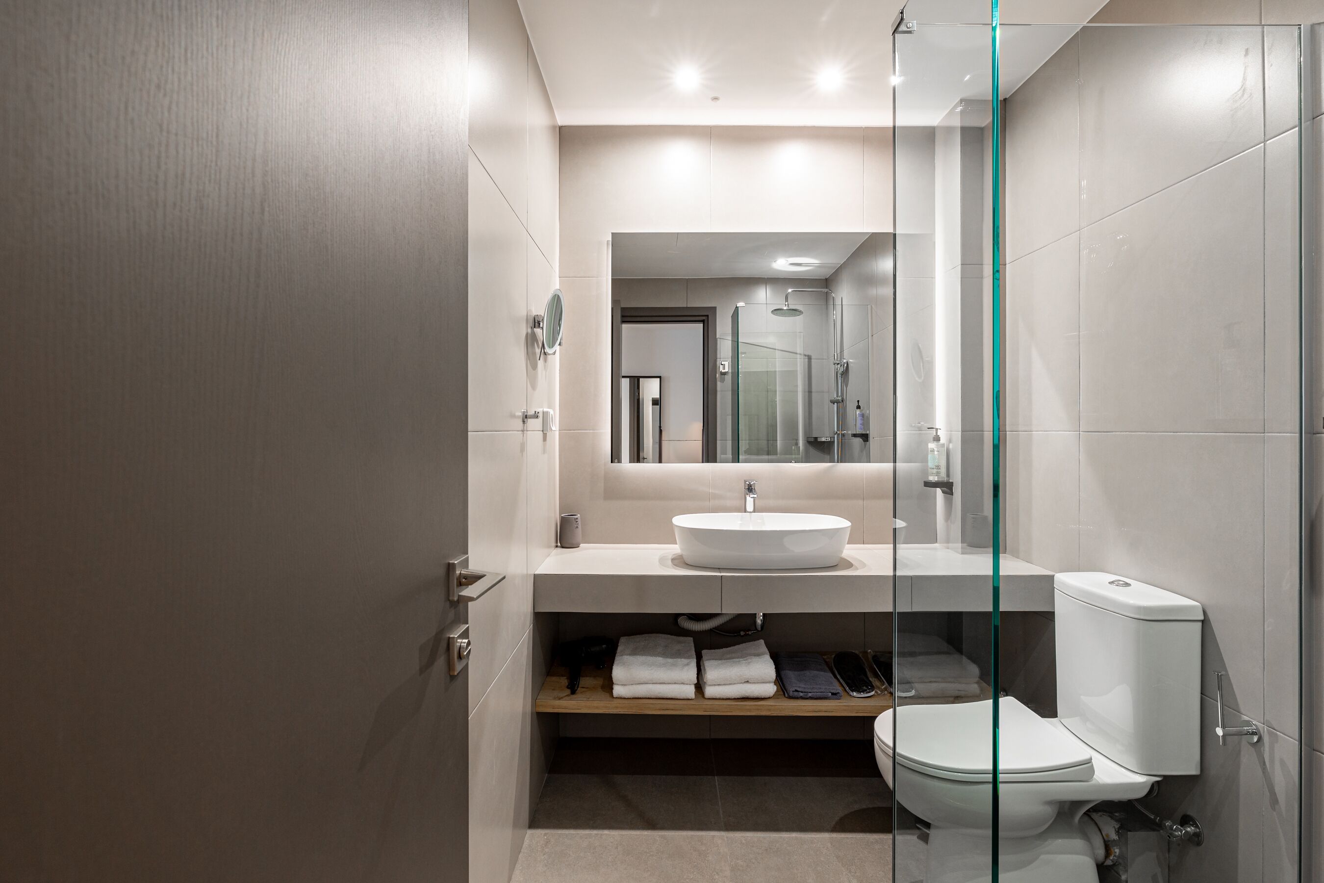 Superior Studio | Bathroom | Shower, free toiletries, hair dryer, slippers