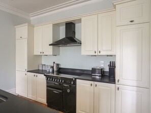 Kühlschrank, Geschirrspüler, Wasserkocher, Toaster