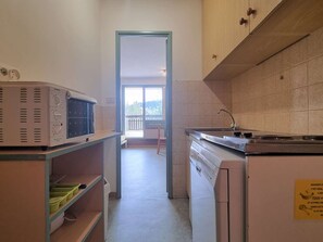 Kjøleskap, kokeplater, oppvaskmaskin og kaffetrakter/tekoker