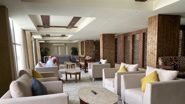 A spacious lobby with sofas, armchairs, and a coffee table. - Al Diyafa Serviced Apartments  الضيافة للشقق المخدومة (Al-Hofuf)