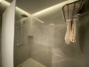Suíte, 1 cama King | Banheiro | Chuveiro, secador de cabelo, chinelos, toalhas de banho
