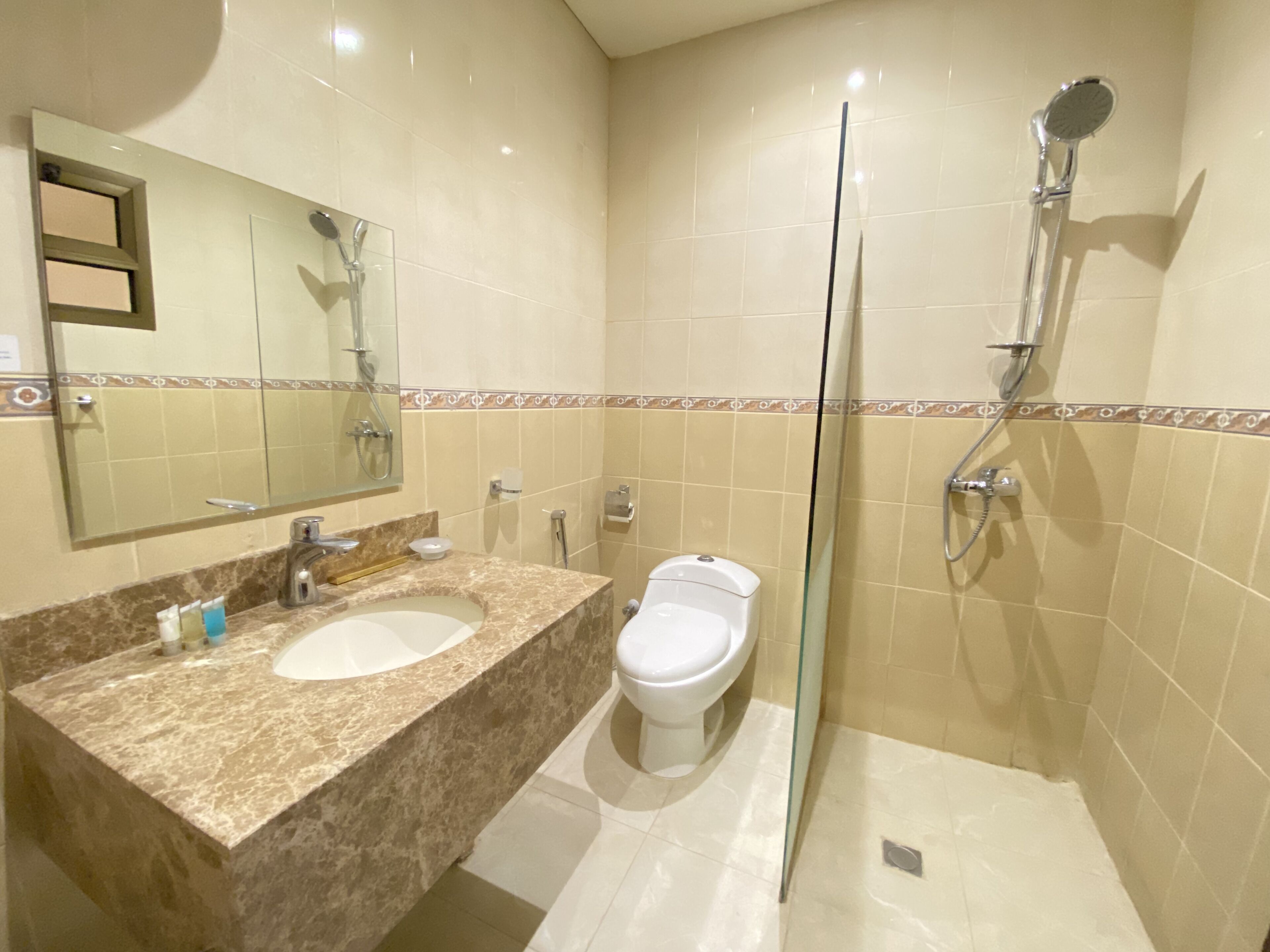 Deluxe-suite - 2 soveværelser | Badeværelse | Bruser, hårtørrer, hjemmesko, håndklæder