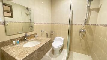 Suite Deluxe, 2 habitaciones | Baño | Ducha, secador de pelo, zapatillas y toallas