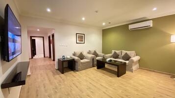 Suite junior, 2 camas individuales | Caja fuerte, mobiliario individual, tabla de planchar con plancha