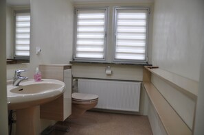 Standard Condo | Bathroom - Domus Cannis (Kenn)