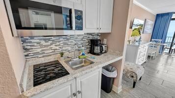 Geladeira, micro-ondas, cafeteira/chaleira