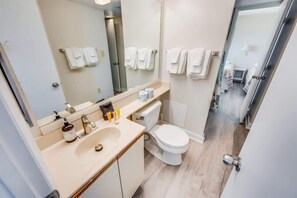 Combined shower/bathtub, hair dryer, towels