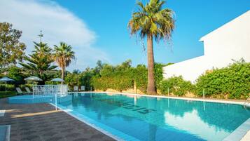 Basic-værelse til 3 personer | Pool | Sæsonbestemt udendørs pool