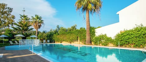 Habitación triple básica | Alberca | Alberca al aire libre por temporada