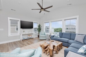 Fernseher, Tischtennisplatte, Stereoanlage