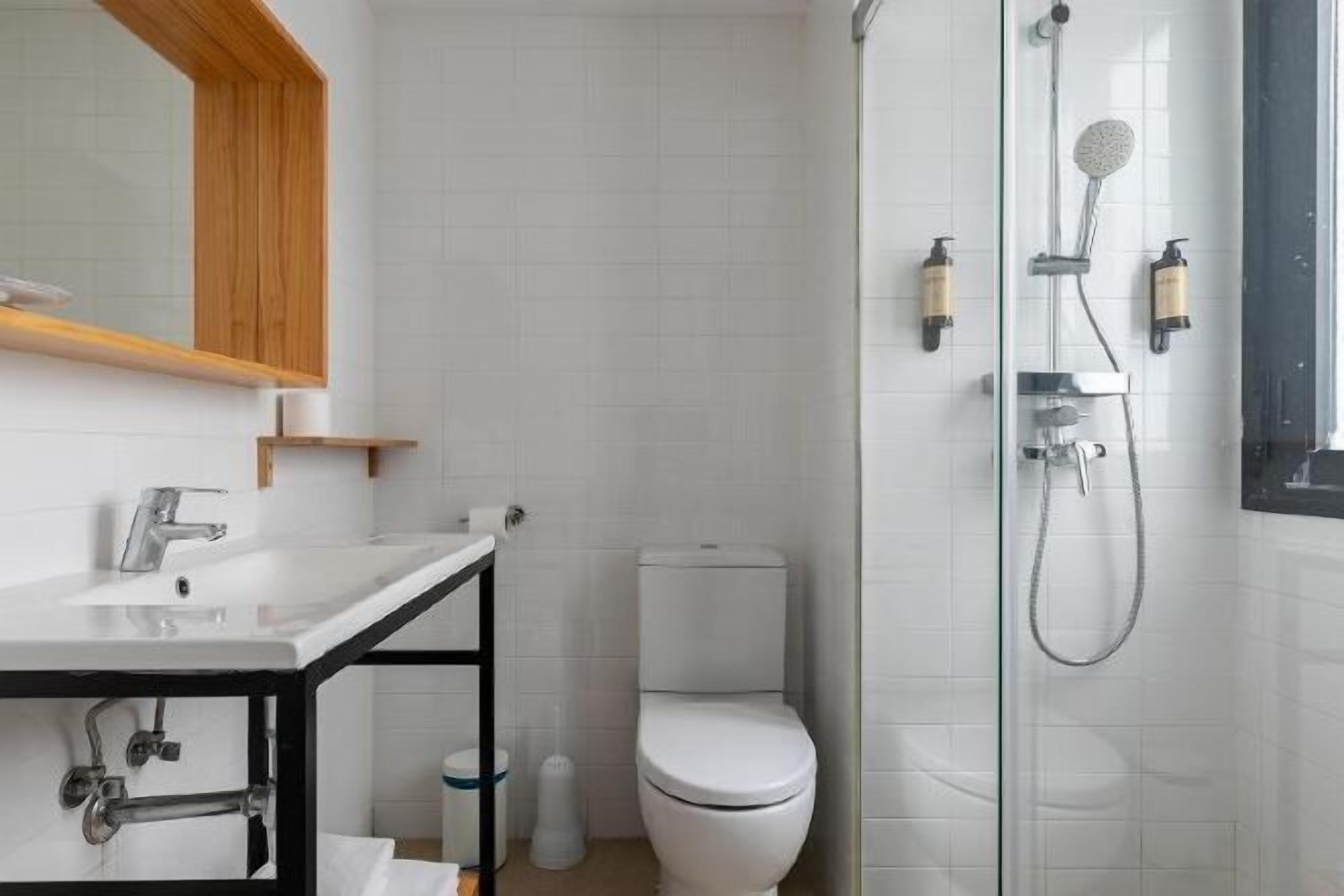 Phòng tắm | Buồng tắm vòi sen, máy sấy tóc, khăn tắm, xà phòng 