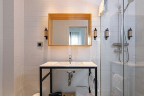 Dúplex estándar, 4 habitaciones, terraza | Baño | Ducha, secador de pelo, toallas y jabón