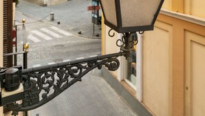 A street view with a building featuring a balcony with a street lamp. - Holiday Rentals Tempa Museo (Seville)