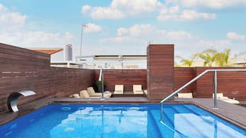 Piscine extérieure (ouverte en saison), parasols de plage