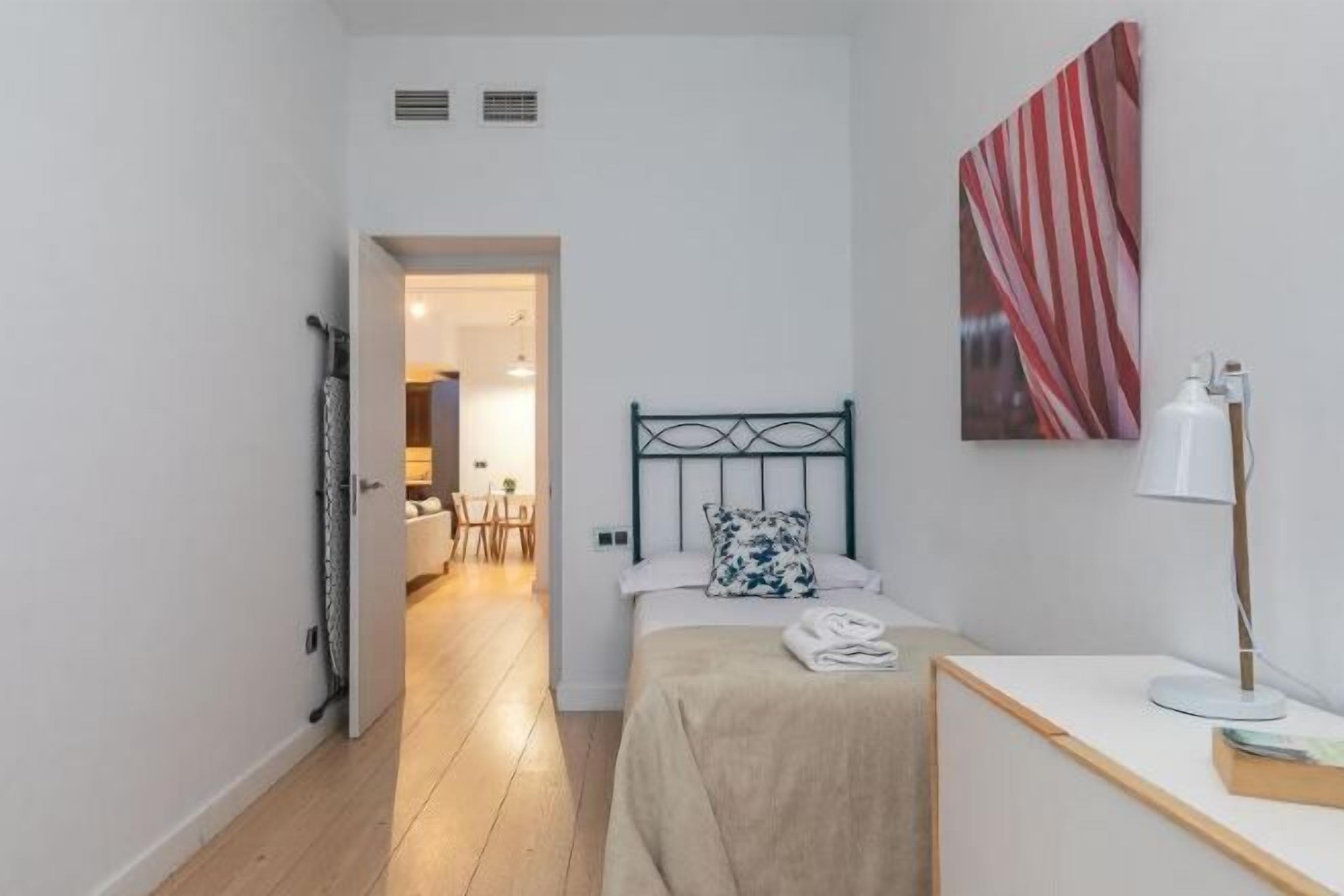 Caja fuerte, decoración individual, mobiliario individual y escritorio