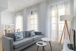 Lägenhet Standard - 2 sovrum - icke-rökare | Vardagsrum | 32-tums platt-tv med digitalkanaler och tv