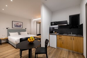 Standard Studio | Private kitchenette | Mini-fridge, microwave, stovetop, espresso maker - Earos Urban Living (Nea Smirni)