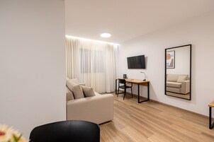 Caja de seguridad en la habitación y decoración personalizada 