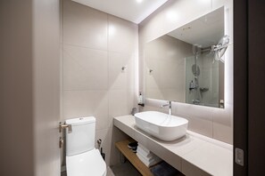 Dusche, kostenlose Toilettenartikel, Haartrockner, Hausschuhe