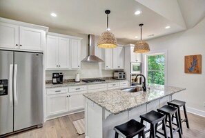 Kjøleskap, mikrobølgeovn, ovn og kokeplater