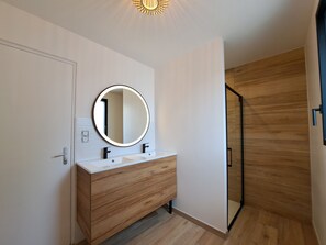 Regadera, secadora de cabello, toallas 