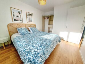 4 bedrooms, desk, travel cot, free WiFi