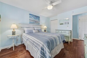 3 bedrooms, iron/ironing board, WiFi, bed sheets - True Blue on 10th Hole with pool, a perfect retreat for golf enthusiasts!! (Pawleys Island)