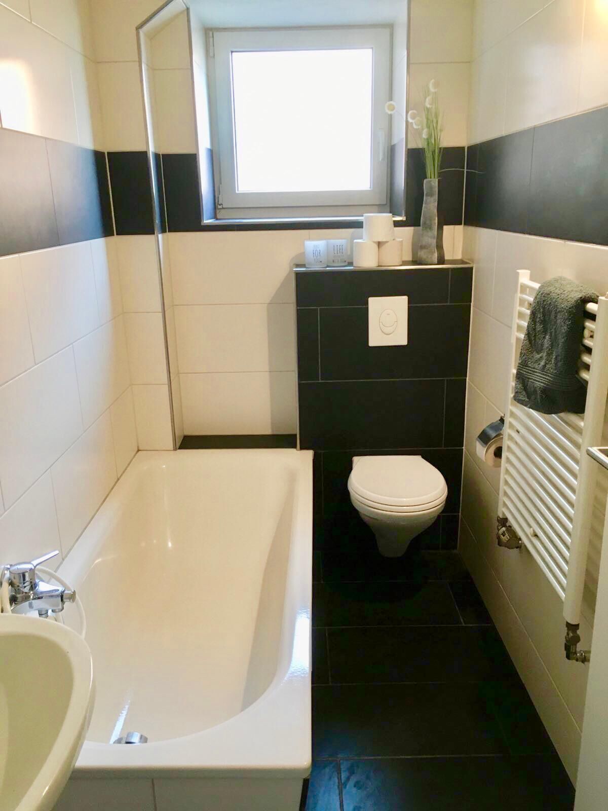 Un bagno con vasca, water e lavandino.