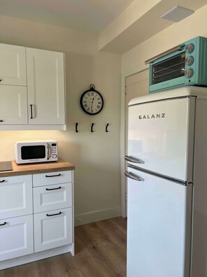 Een magnetron, een oven, een koffiezetapparaat/waterkoker