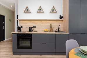 Fridge, oven, stovetop, dishwasher