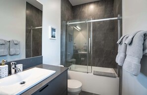 Baignoire, sèche-cheveux, serviettes fournies, shampoing