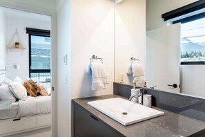 Badewanne, Haartrockner, Handtücher