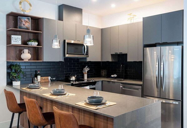 Réfrigérateur, micro-ondes, four, plaque de cuisson