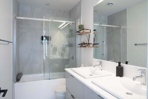 Bathtub, hair dryer, towels - Stoked On Revy - Family Condo in Revelstoke (Revelstoke)