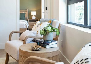 4 bedrooms, desk, WiFi, bed sheets - Stoked On Revy - Family Condo in Revelstoke (Revelstoke)