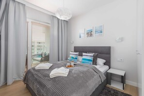 1 dormitorio, tabla de planchar con plancha, wifi y ropa de cama