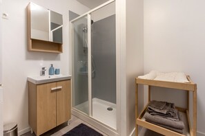 Dusche, Haartrockner, Handtücher, Seife
