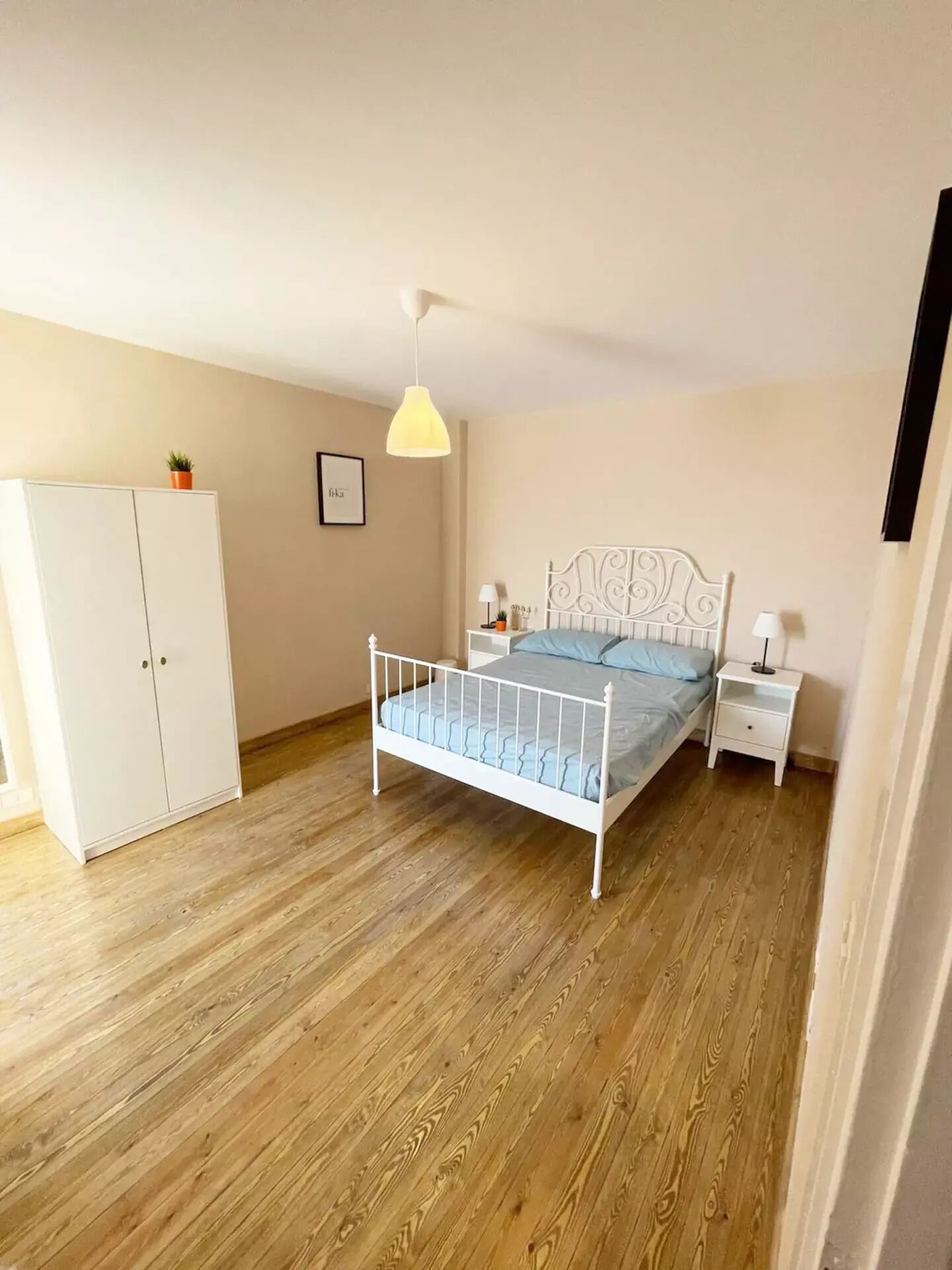 1 habitación, tabla de planchar con plancha, wifi y ropa de cama 