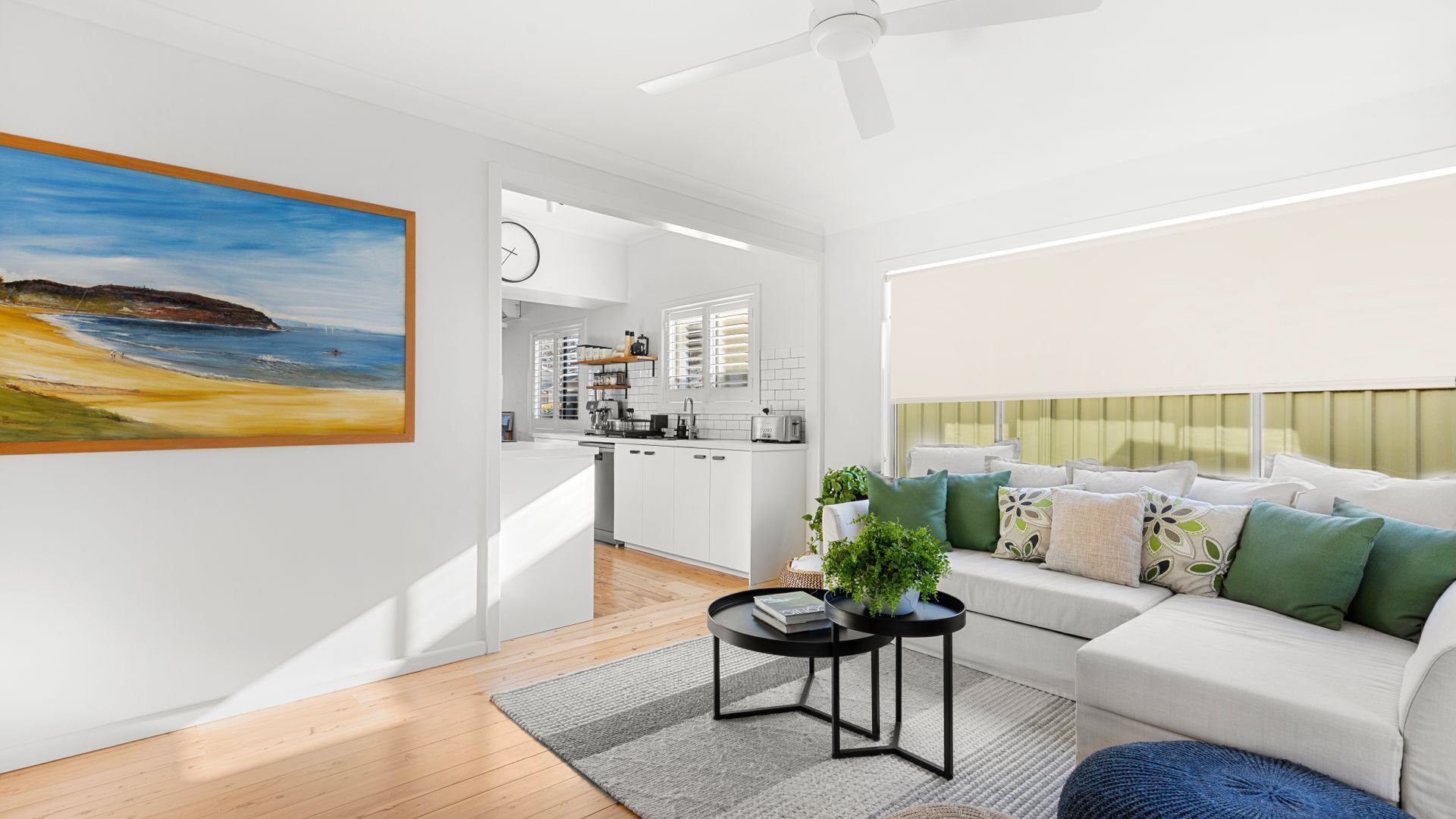 Smart-tv, eldstad, böcker och en stereo