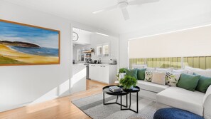 Smart-TV, Kamin, Bücher, Stereoanlage