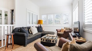 Smart TV, fireplace, books, stereo - Amaroo - Pet Friendly - 2 Mins Walk to Beach - Outdoor Fireplace (Culburra Beach)