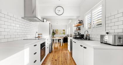 Amaroo - Pet Friendly - 2 Mins Walk to Beach - Outdoor Fireplace