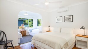 3 bedrooms, iron/ironing board, travel cot, free WiFi - Amaroo - Pet Friendly - 2 Mins Walk to Beach - Outdoor Fireplace (Culburra Beach)