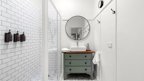 Douche, sèche-cheveux, serviettes fournies