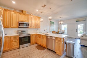 Fridge, microwave, oven, stovetop - Seabreeze -Walk to beach! Pet friendly! (Panama City Beach)