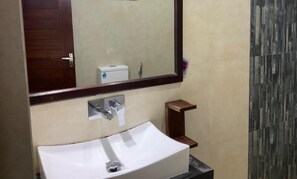 Villa, 2 queensize bedden | Badkamer | Een douche, handdoeken