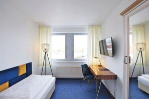 Economy Single Room | Living area | 28-inch flat-screen TV with satellite channels, TV - Hotel Am Kai 334 (Rostock)