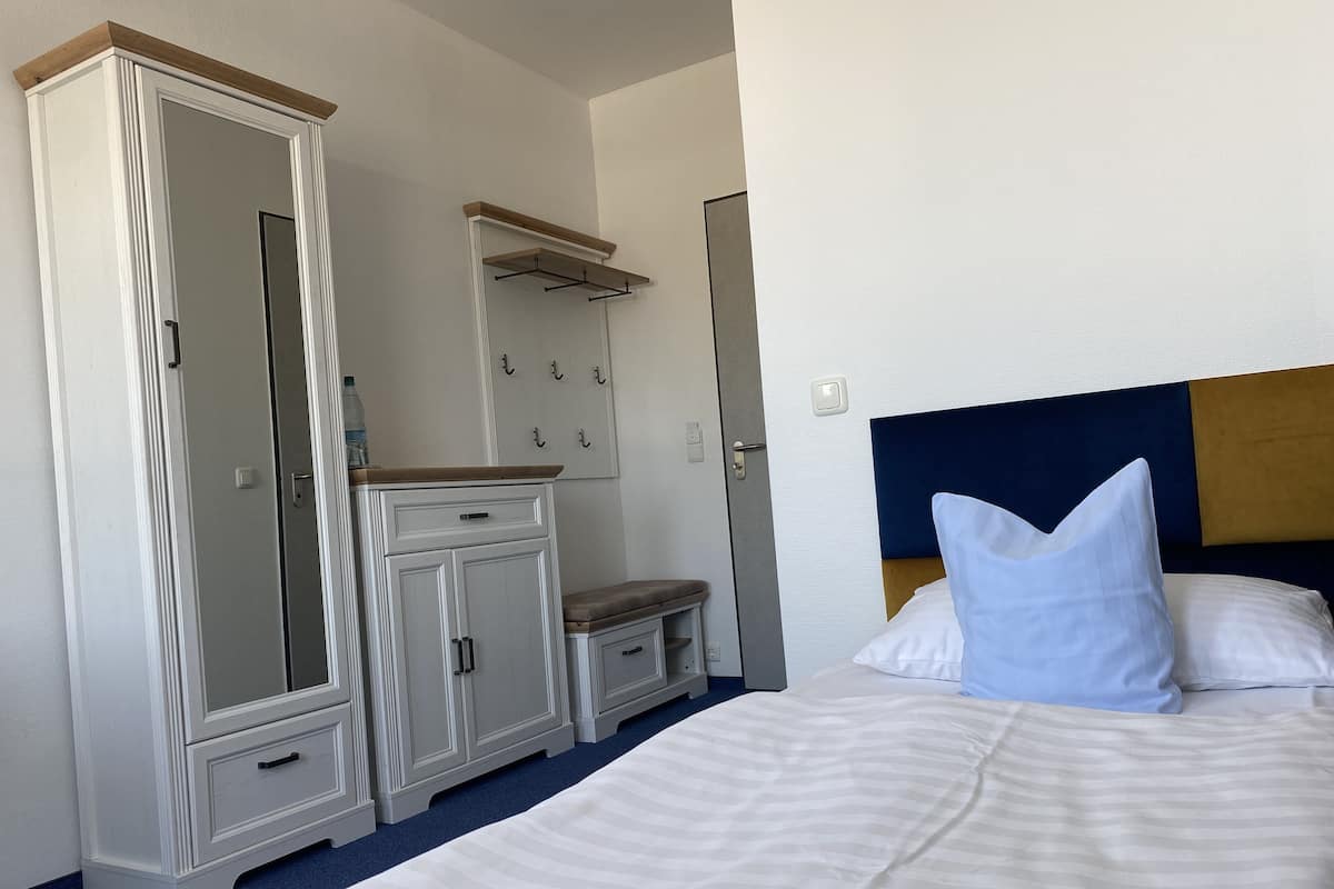 Minibar, escritorio, espacio para trabajar con laptop y wifi gratis