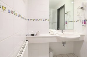 Economy Double Room, 1 Double Bed, Non Smoking | Bathroom | Hair dryer, towels, soap, shampoo