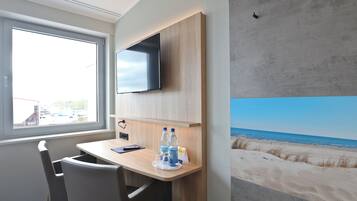 Frigobar, escrivaninha, espaço de trabalho para notebook